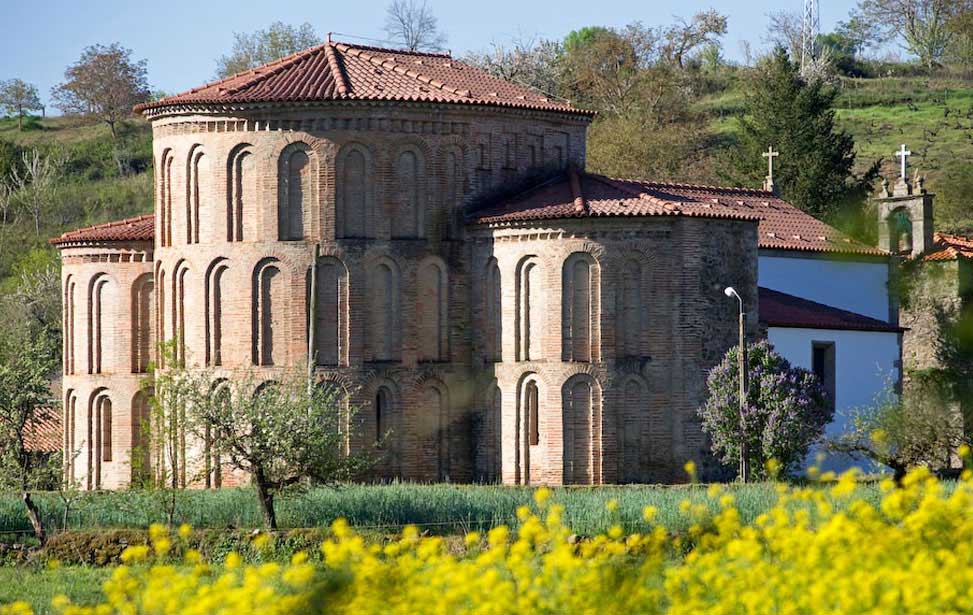 Castro de Avelãs Church