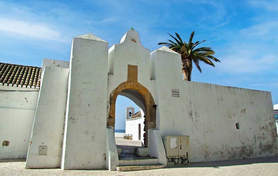 Fortaleza de Armação de Pêra and Old Town